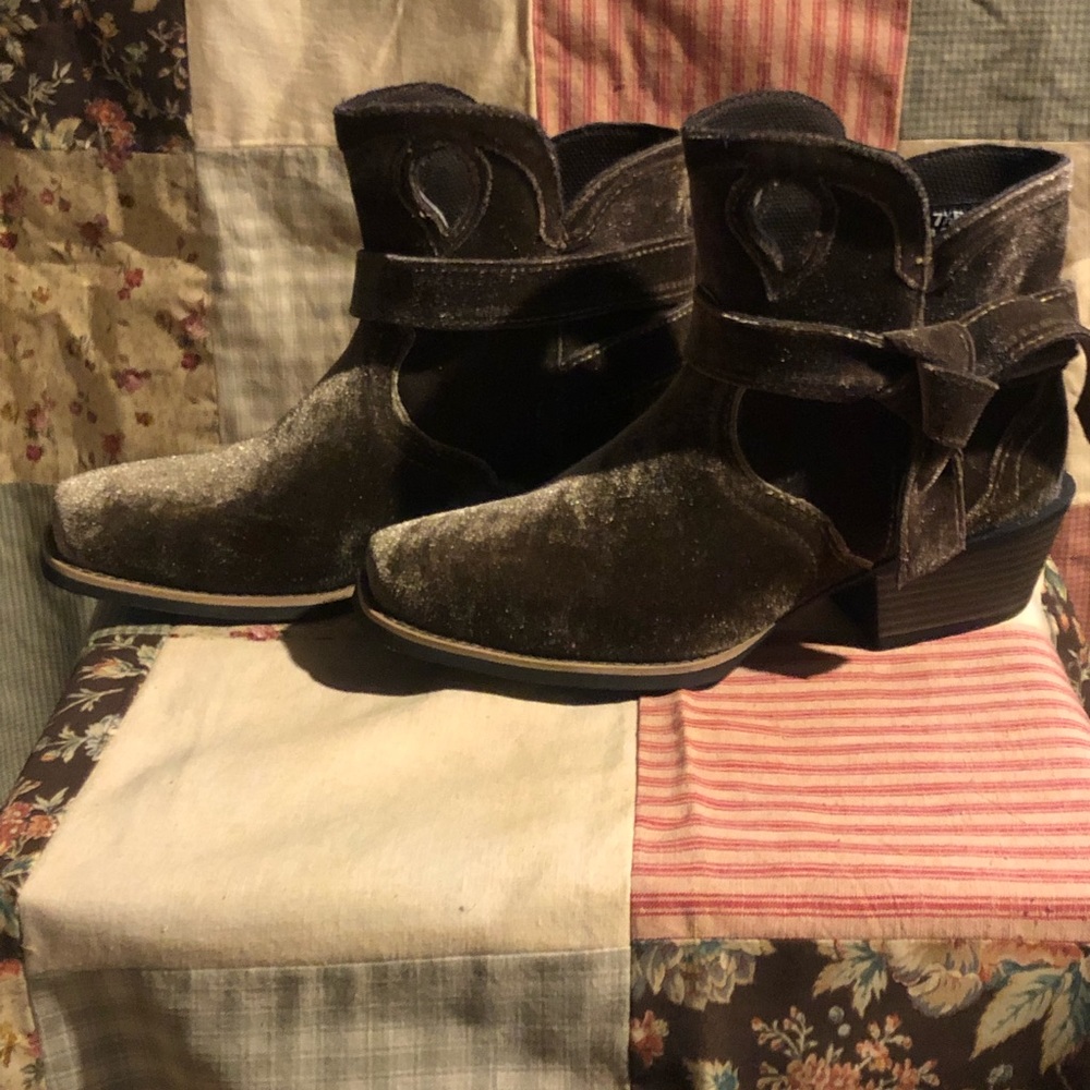 NWOT Justin ankle boots